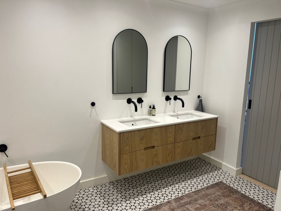To Let 2 Bedroom Property for Rent in Fresnaye Western Cape